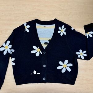 SO Black Cropped Cardigan with White/Yellow Daisies